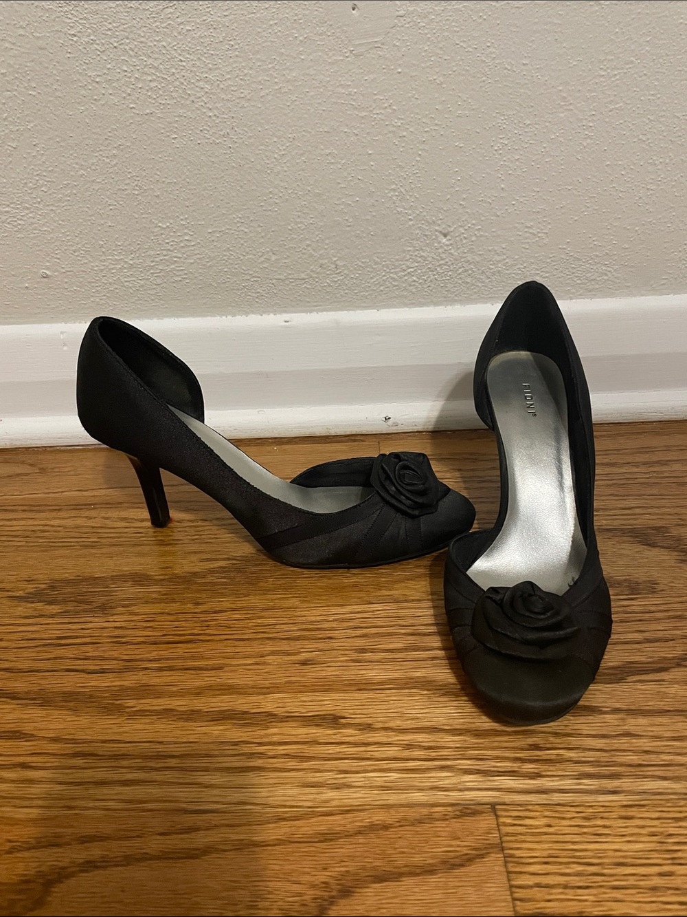 FIONI Clothing Black Floral Accent Pump Heels